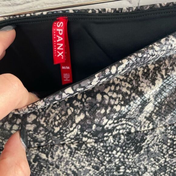 Spanx Faux Leather Snake Shine Leggings Size Medium NWT - Picture 5 of 13